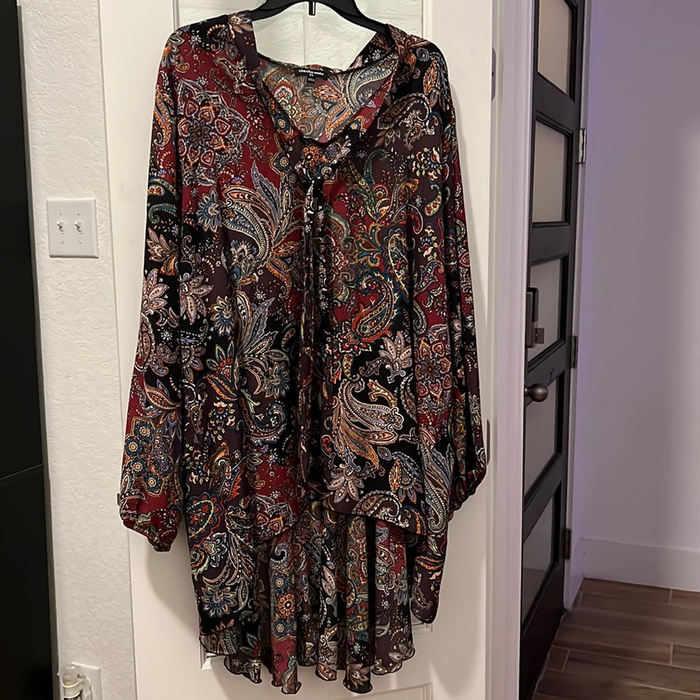 Gorgeous high low tunic in Paisley! So loose and flowy! Oxblood color!